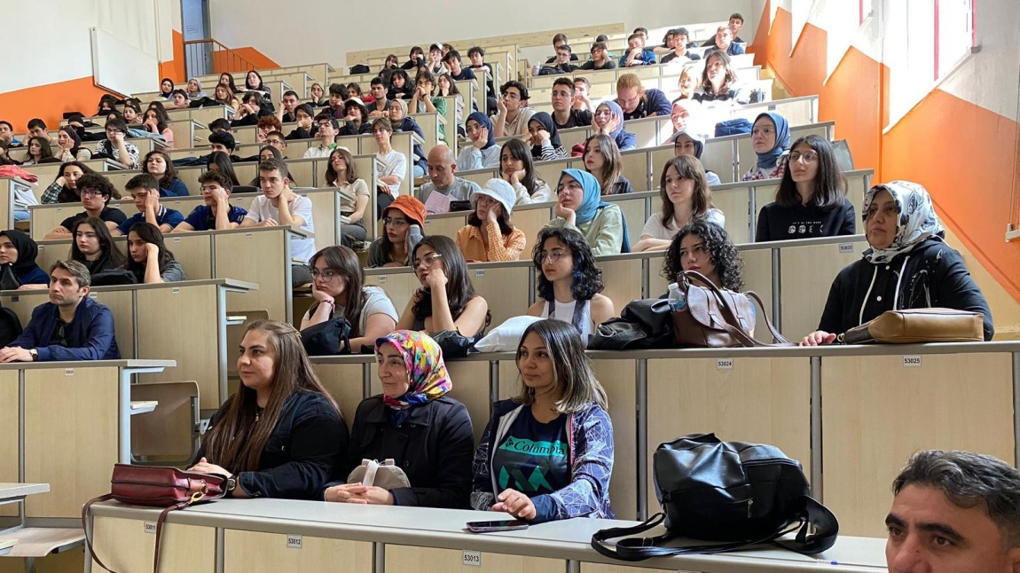 11. Sınıf öğrencilerimizle gerçekleştiğimiz Ankara gezisinde ilk durağımız Ankara Üniversitesi tıp fakültesi oldu.