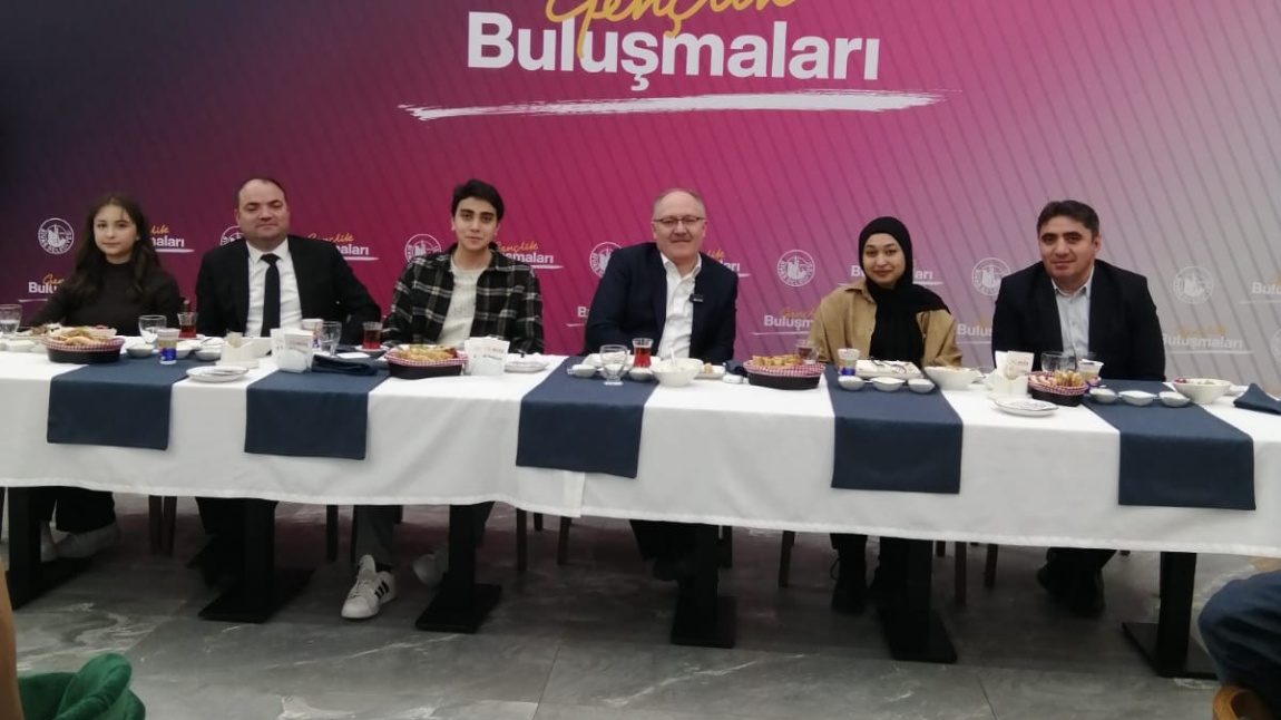 Sivas Belediye Başkanı Hilmi Bilgin akşam yemeğinde öğrencilerimiz ve öğretmenlerimizle bir araya geldi. 